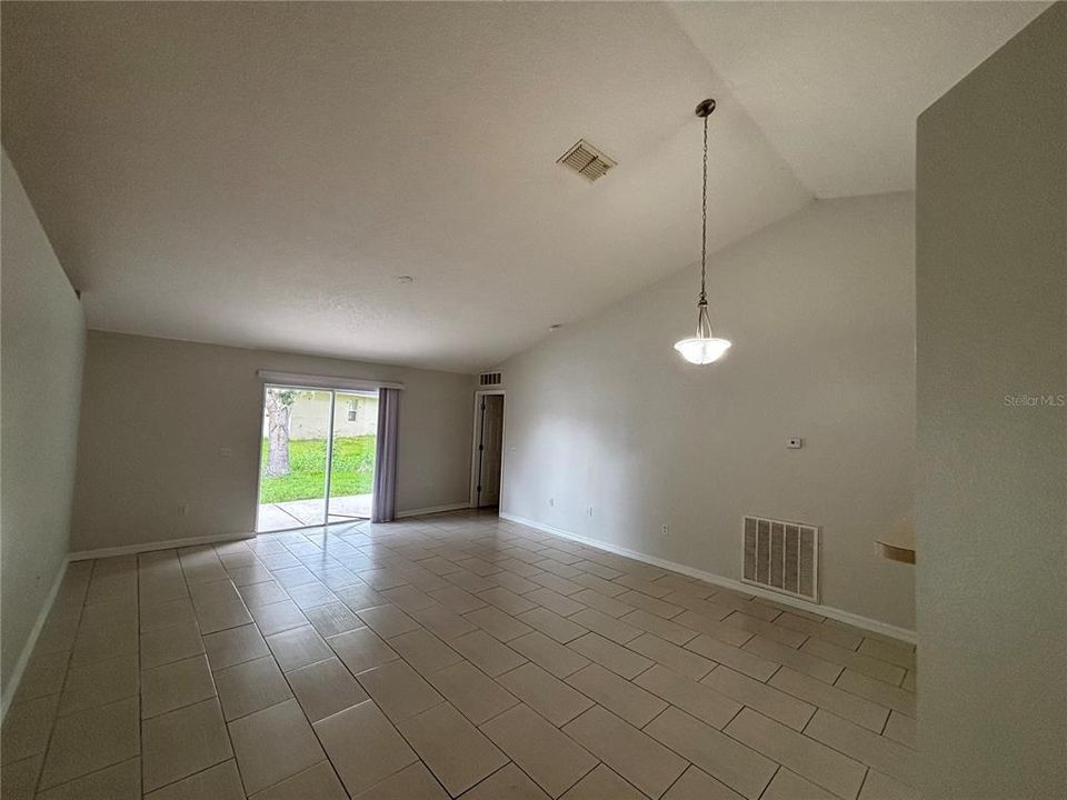 For Rent: $1,900 (3 beds, 2 baths, 1398 Square Feet)