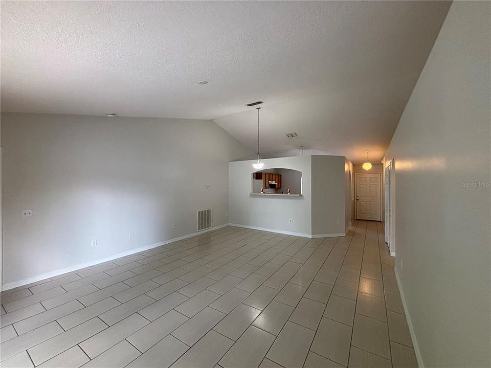 For Rent: $1,900 (3 beds, 2 baths, 1398 Square Feet)