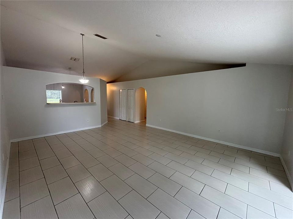 For Rent: $1,900 (3 beds, 2 baths, 1398 Square Feet)