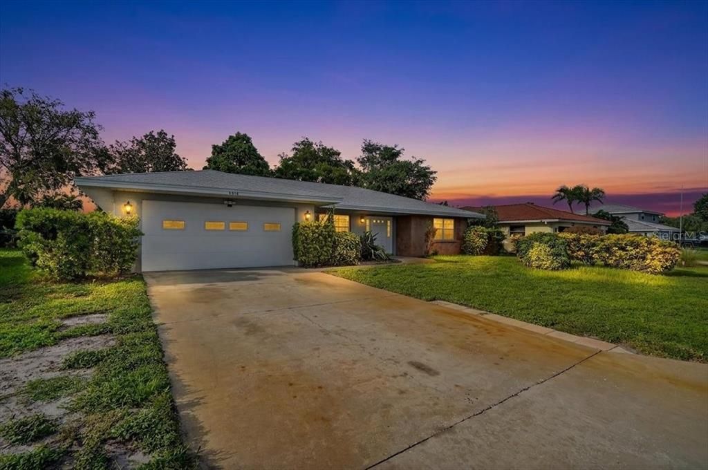 For Sale: $435,000 (3 beds, 2 baths, 2185 Square Feet)