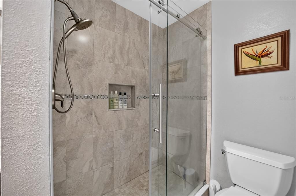 Под контрактом: $389,900 (5 спален, 2 ванн, 1894 Квадратных фут)