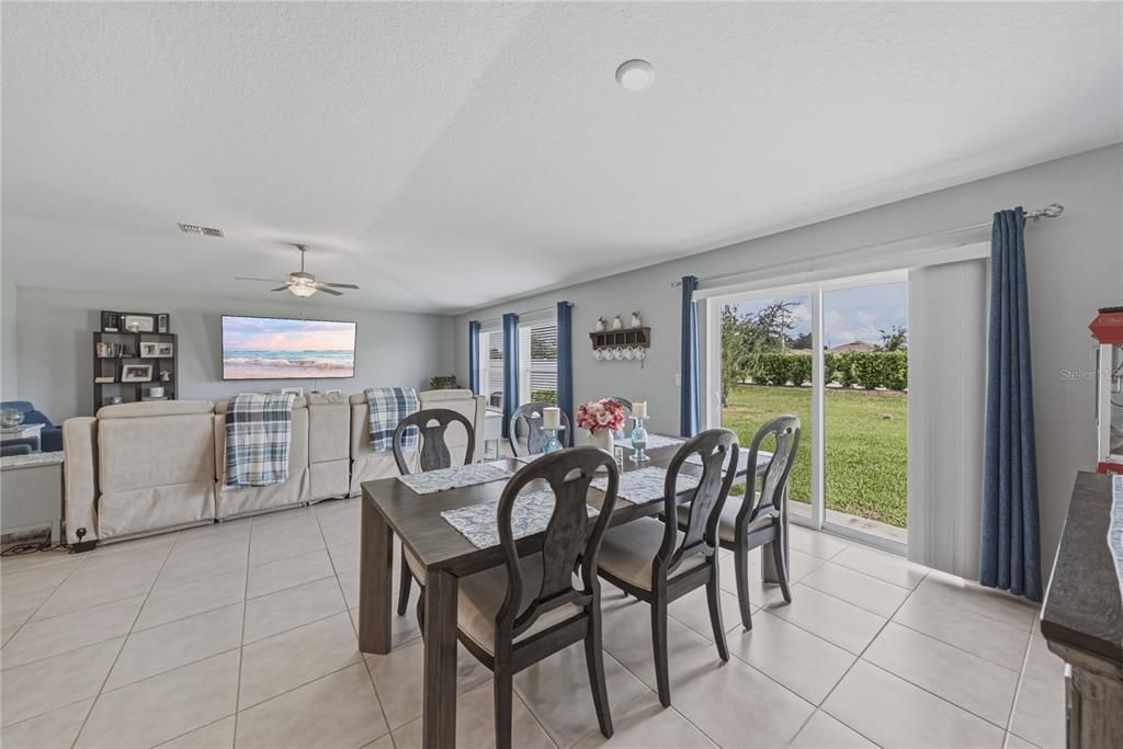 En Venta: $379,900 (4 camas, 3 baños, 2576 Pies cuadrados)