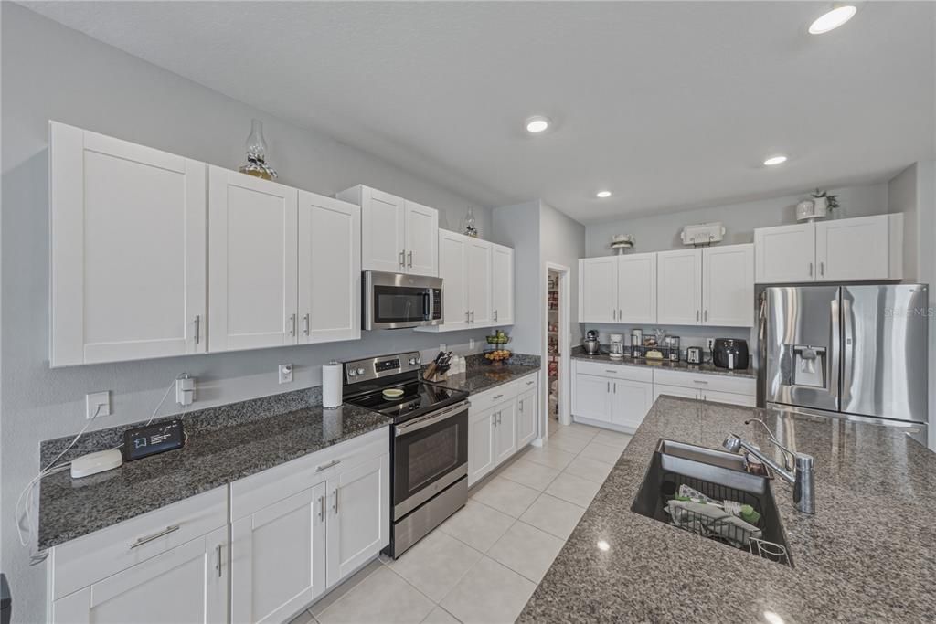 En Venta: $379,900 (4 camas, 3 baños, 2576 Pies cuadrados)