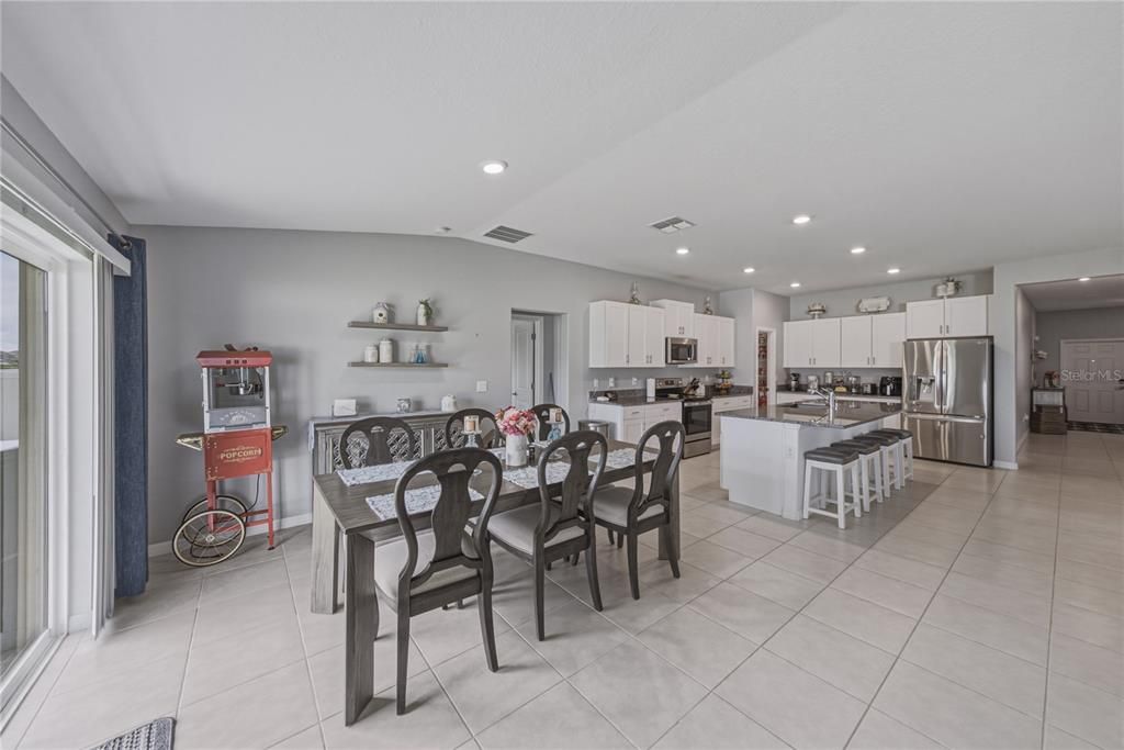 En Venta: $379,900 (4 camas, 3 baños, 2576 Pies cuadrados)