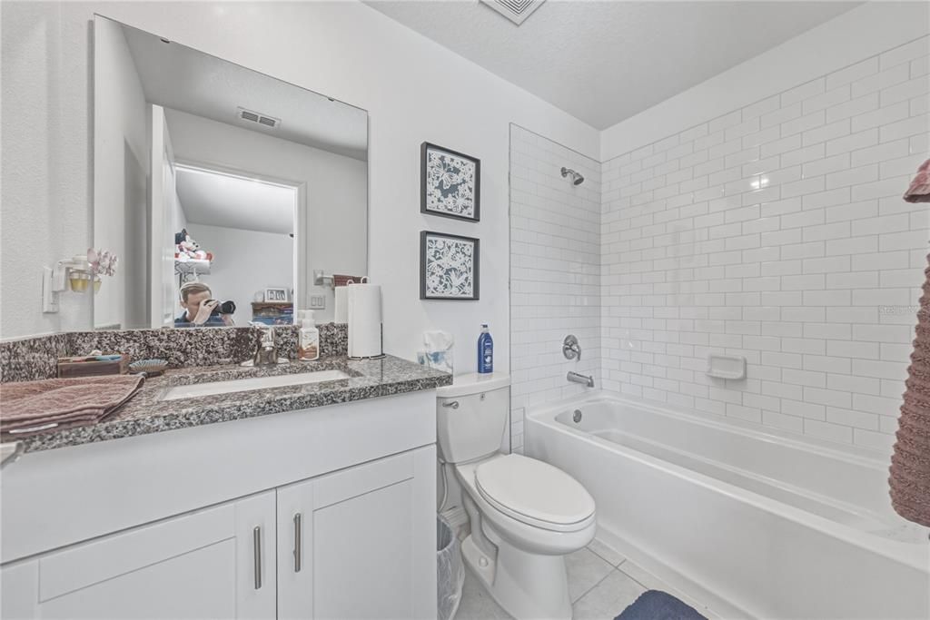 En Venta: $379,900 (4 camas, 3 baños, 2576 Pies cuadrados)