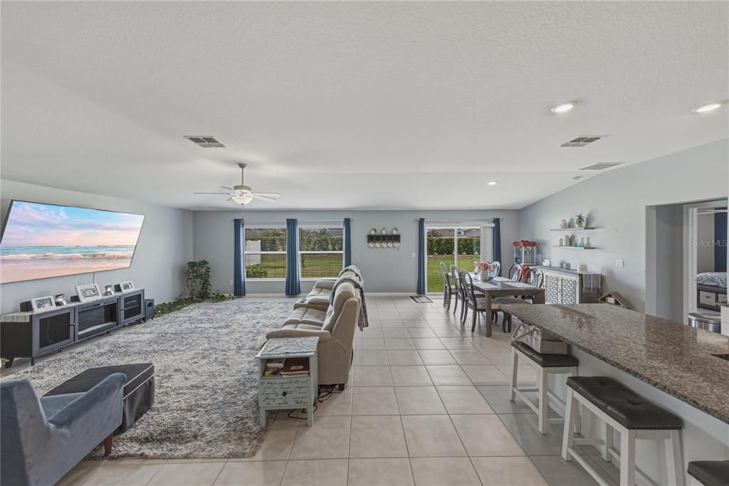 En Venta: $379,900 (4 camas, 3 baños, 2576 Pies cuadrados)