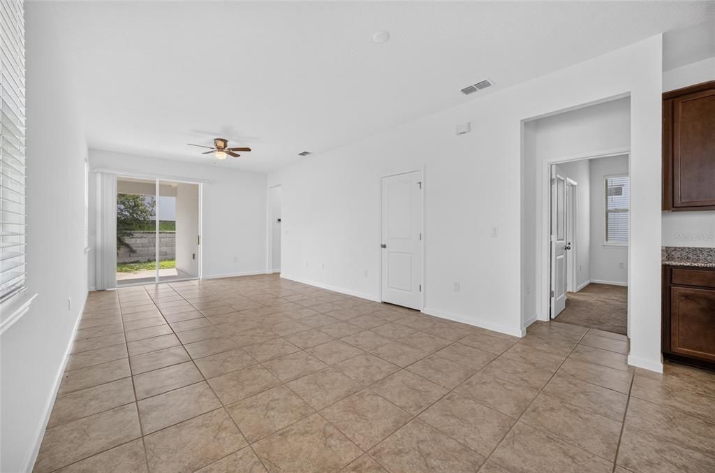 En Venta: $409,000 (4 camas, 2 baños, 1644 Pies cuadrados)