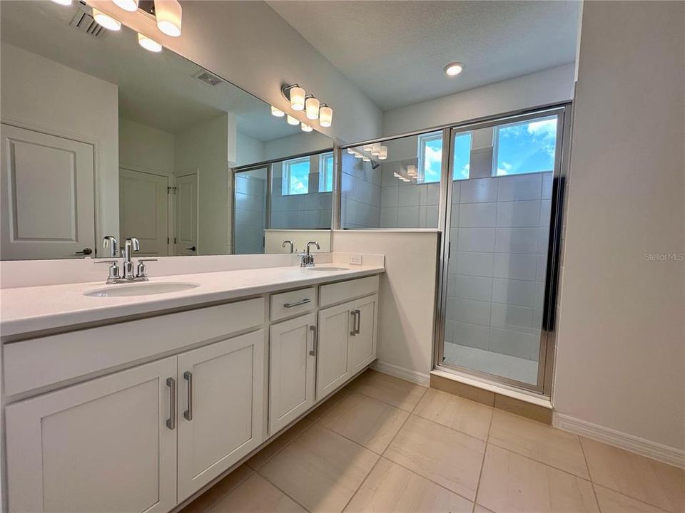 En Venta: $614,999 (4 camas, 3 baños, 2332 Pies cuadrados)