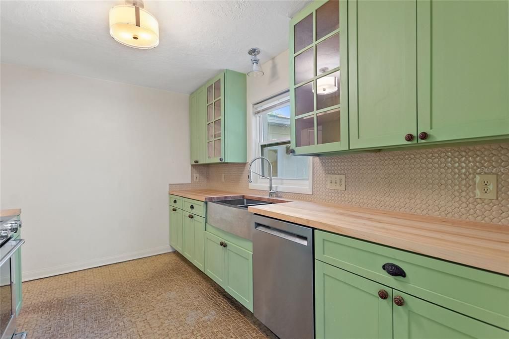 For Rent: $3,900 (3 beds, 1 baths, 1728 Square Feet)