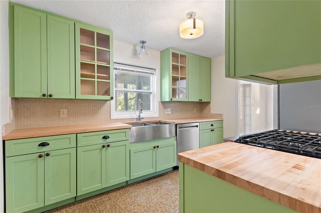 For Rent: $3,900 (3 beds, 1 baths, 1728 Square Feet)