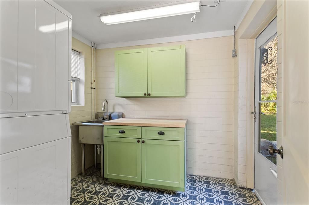 For Rent: $3,900 (3 beds, 1 baths, 1728 Square Feet)