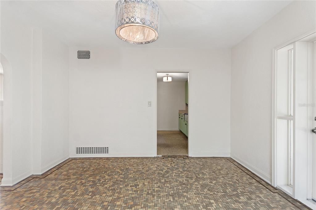 For Rent: $3,900 (3 beds, 1 baths, 1728 Square Feet)