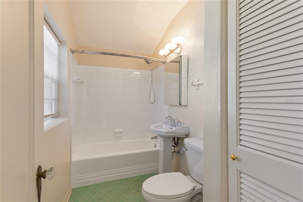 For Rent: $3,900 (3 beds, 1 baths, 1728 Square Feet)
