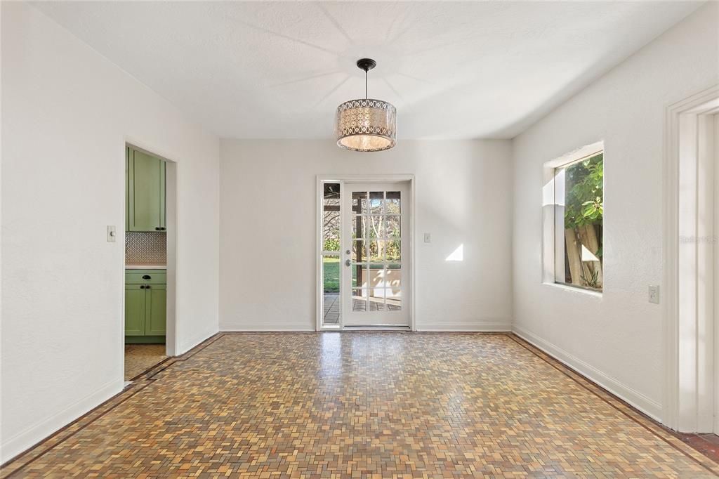For Rent: $3,900 (3 beds, 1 baths, 1728 Square Feet)