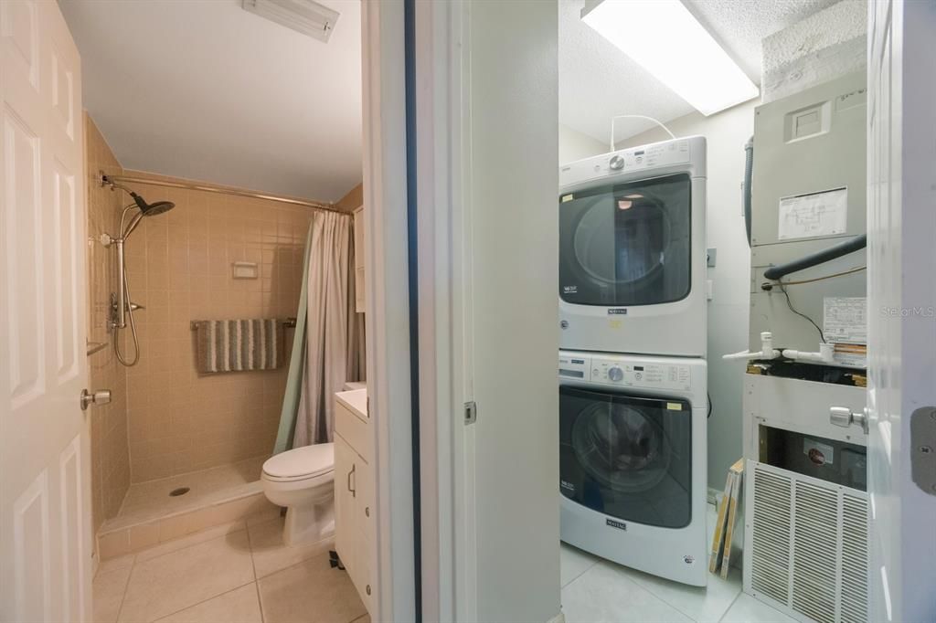 На продажу: $174,990 (2 спален, 2 ванн, 1060 Квадратных фут)