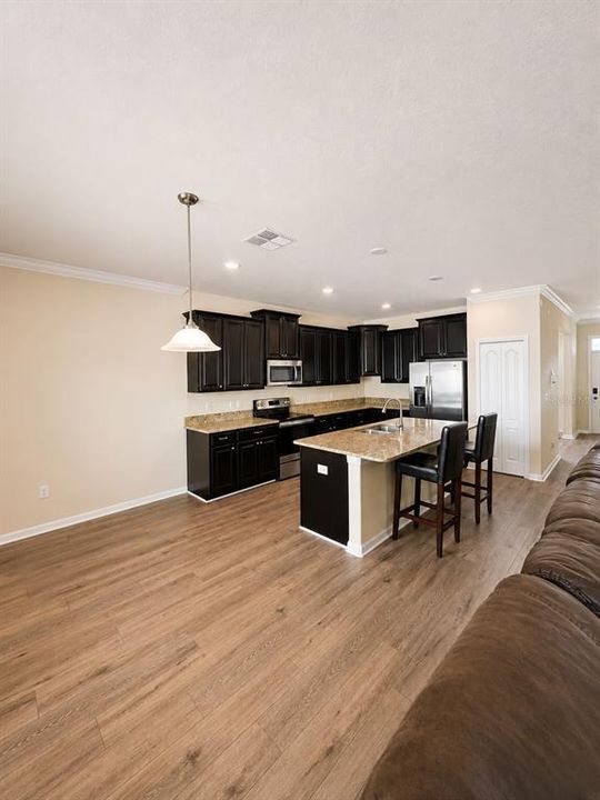 Activo con contrato: $379,990 (4 camas, 3 baños, 2529 Pies cuadrados)