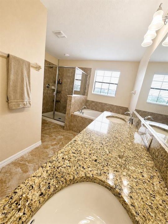 Activo con contrato: $379,990 (4 camas, 3 baños, 2529 Pies cuadrados)