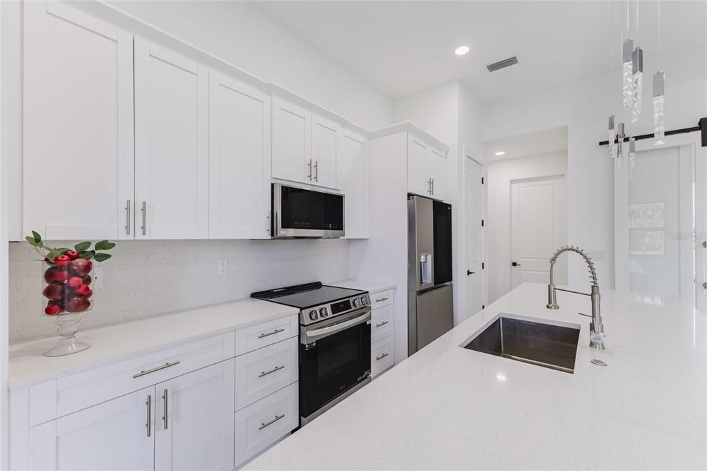For Sale: $374,900 (3 beds, 2 baths, 1661 Square Feet)