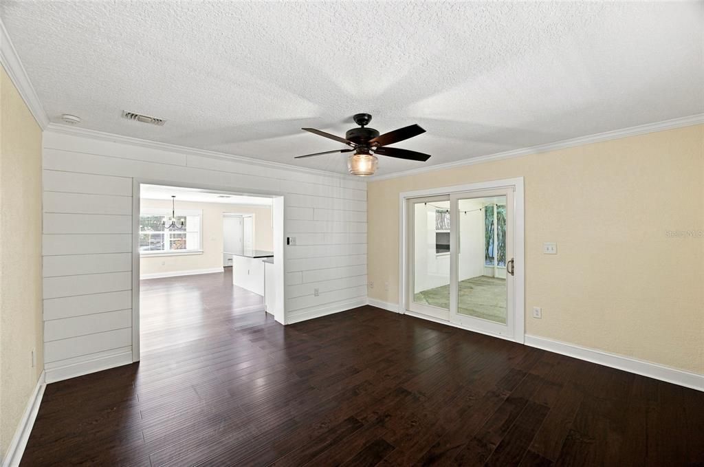 Activo con contrato: $335,000 (2 camas, 2 baños, 1237 Pies cuadrados)