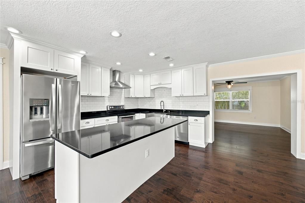 Activo con contrato: $335,000 (2 camas, 2 baños, 1237 Pies cuadrados)