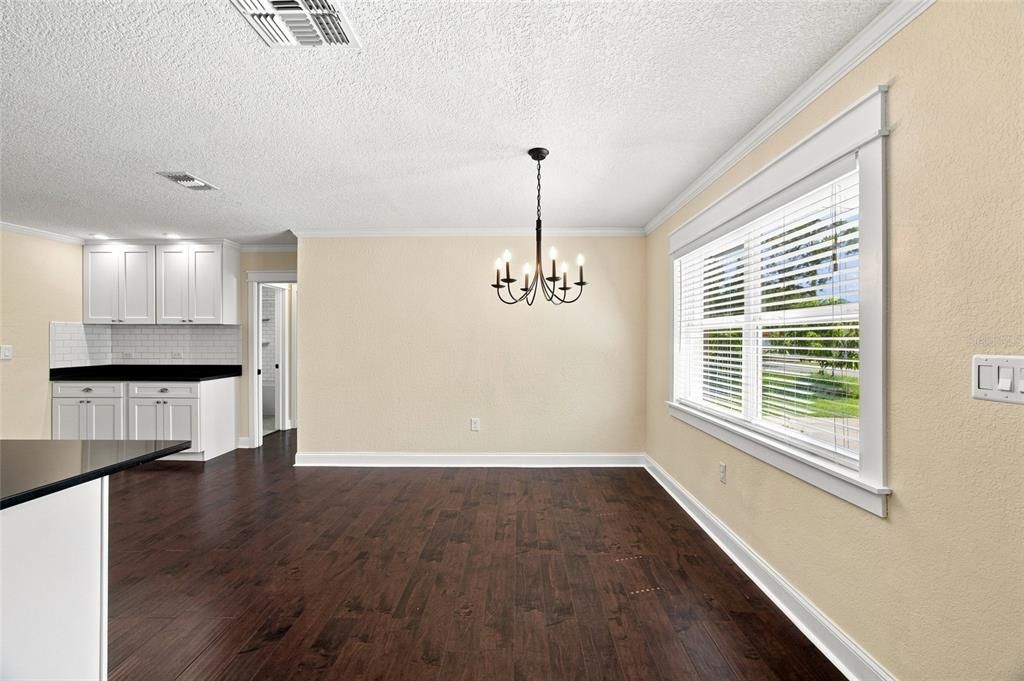 Activo con contrato: $335,000 (2 camas, 2 baños, 1237 Pies cuadrados)