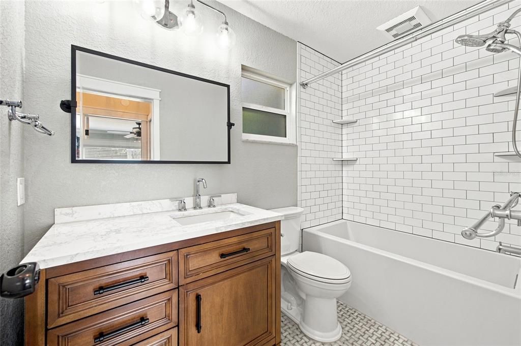Activo con contrato: $335,000 (2 camas, 2 baños, 1237 Pies cuadrados)