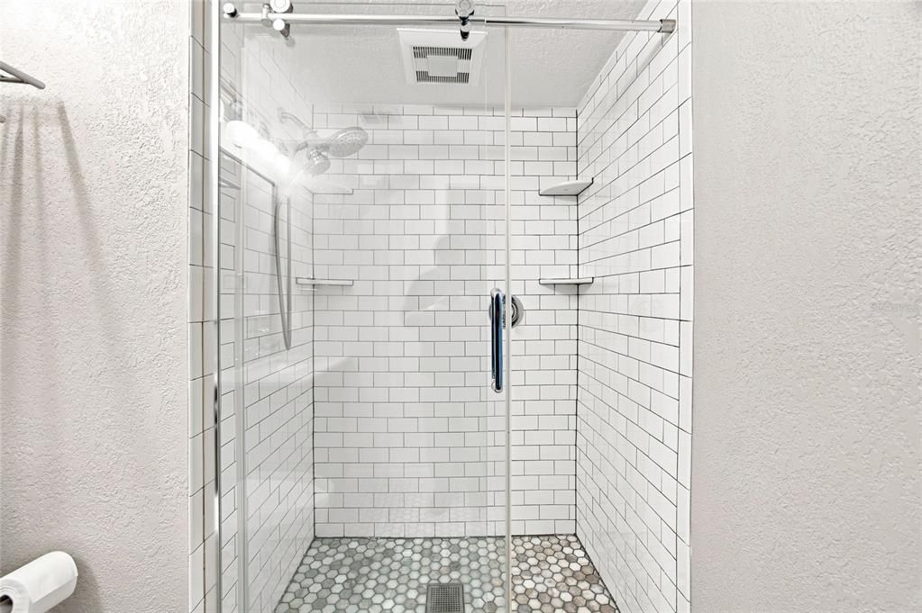 Activo con contrato: $335,000 (2 camas, 2 baños, 1237 Pies cuadrados)