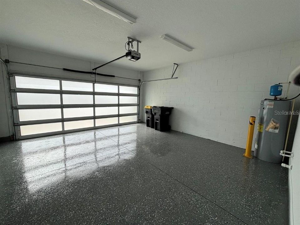 Activo con contrato: $2,450 (3 camas, 2 baños, 2281 Pies cuadrados)