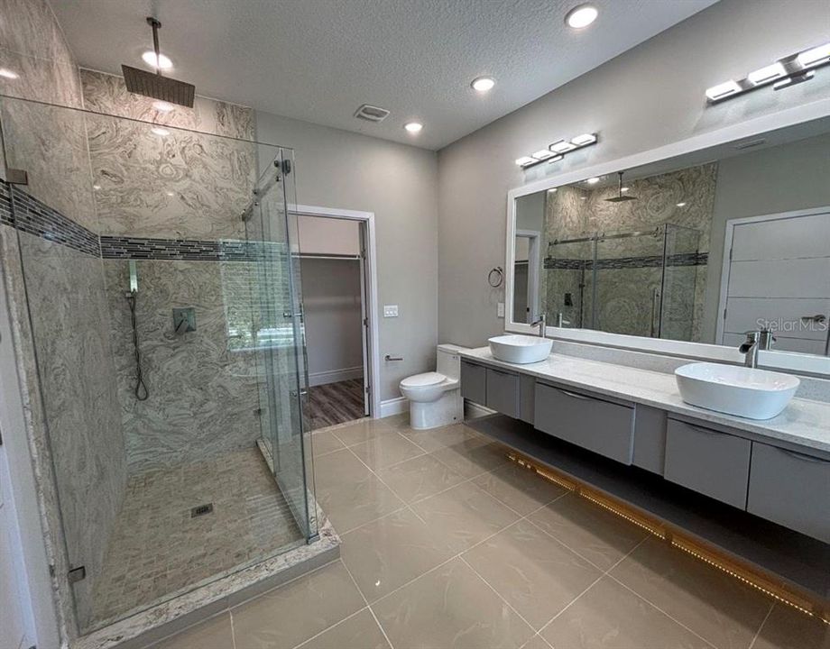 Activo con contrato: $2,450 (3 camas, 2 baños, 2281 Pies cuadrados)