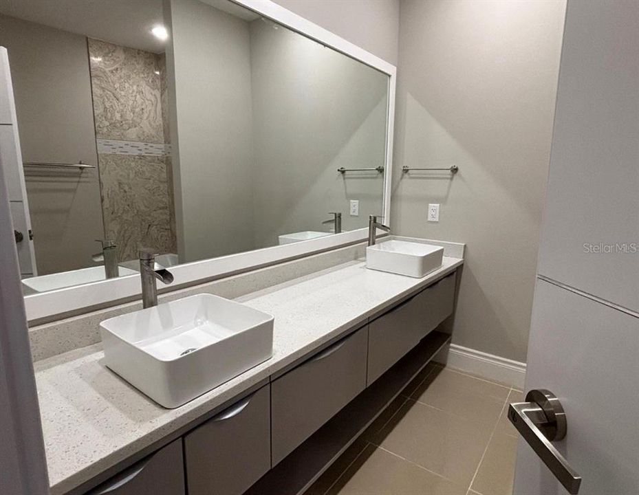 Activo con contrato: $2,450 (3 camas, 2 baños, 2281 Pies cuadrados)