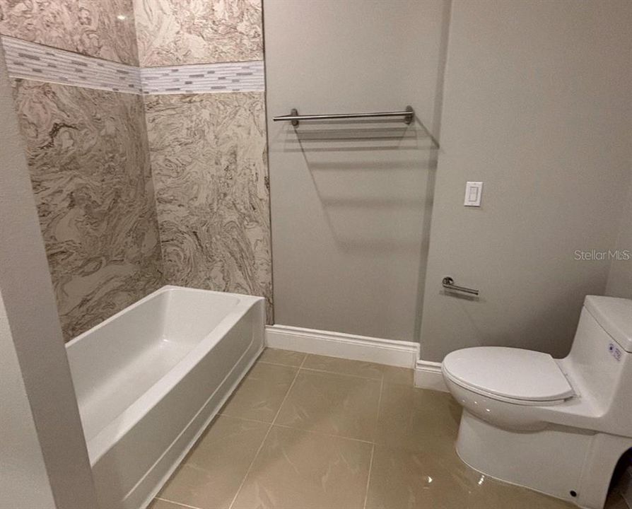 Activo con contrato: $2,450 (3 camas, 2 baños, 2281 Pies cuadrados)