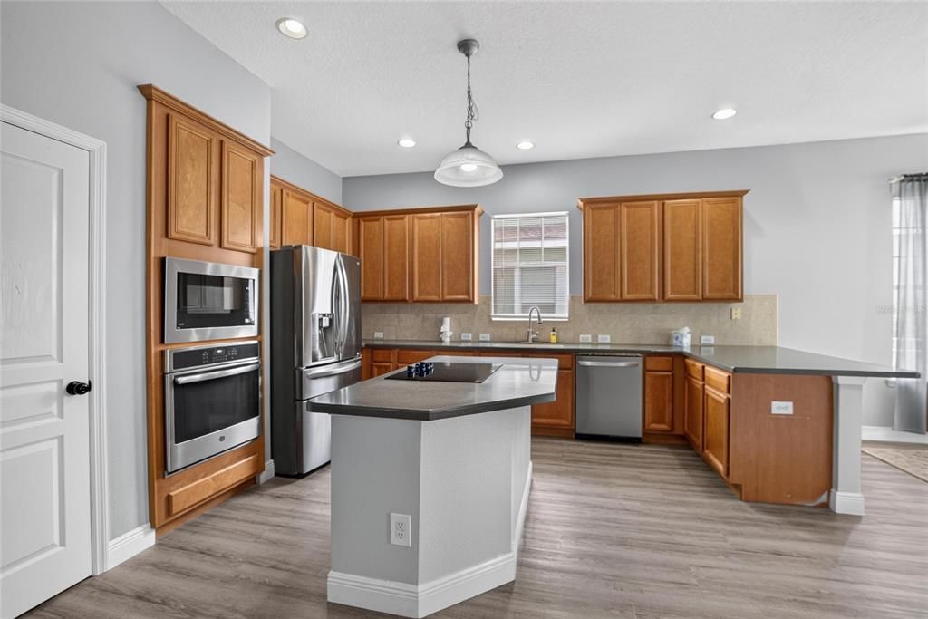For Sale: $600,000 (4 beds, 3 baths, 3167 Square Feet)