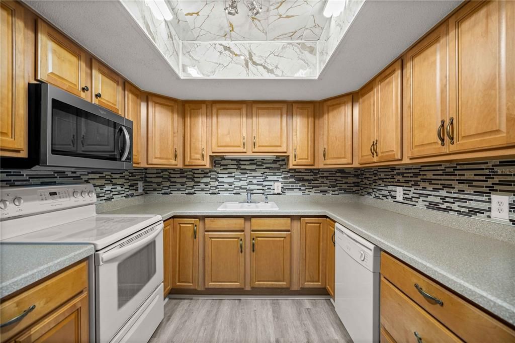 For Sale: $139,000 (2 beds, 1 baths, 1072 Square Feet)