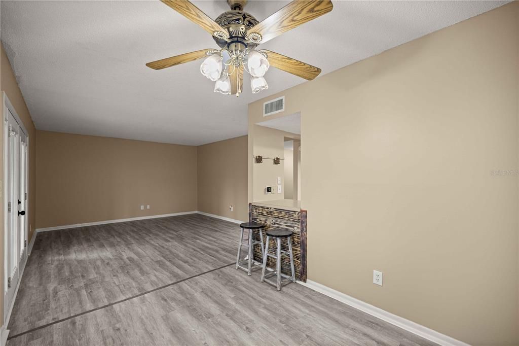 For Sale: $139,000 (2 beds, 1 baths, 1072 Square Feet)