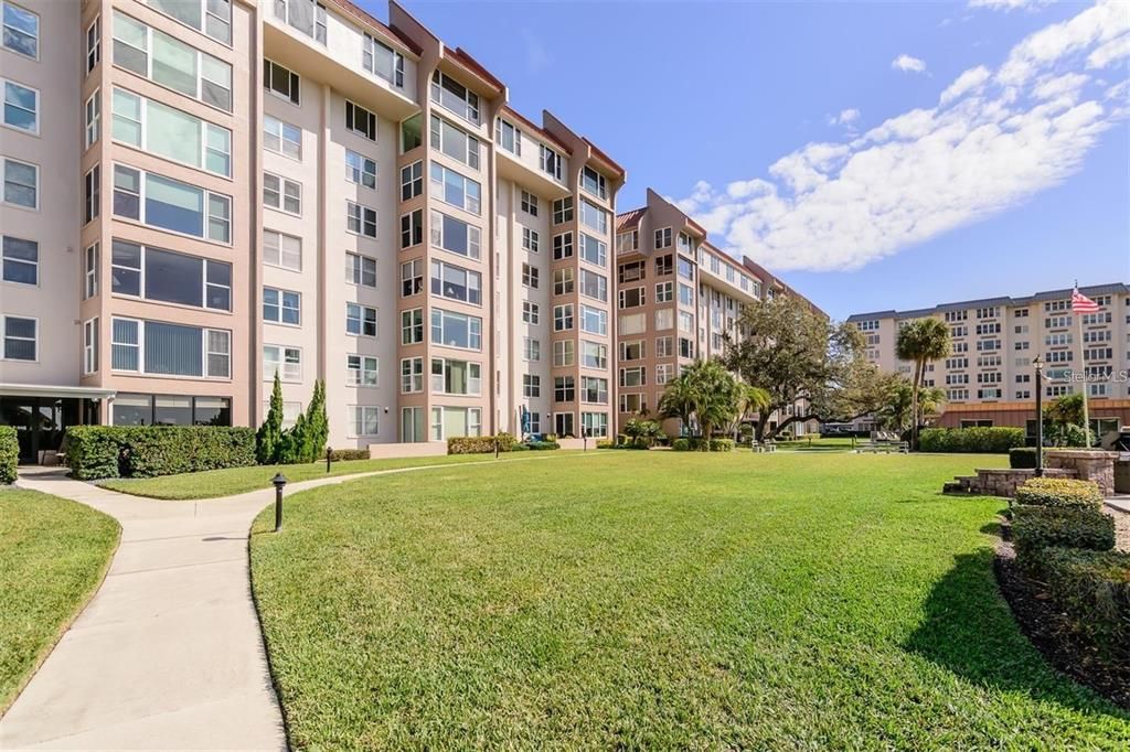 For Rent: $2,200 (2 beds, 2 baths, 1330 Square Feet)