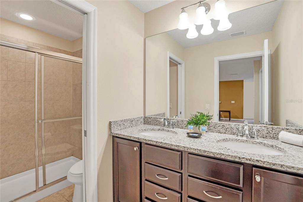В аренду: $4,500 (8 спален, 6 ванн, 4041 Квадратных фут)