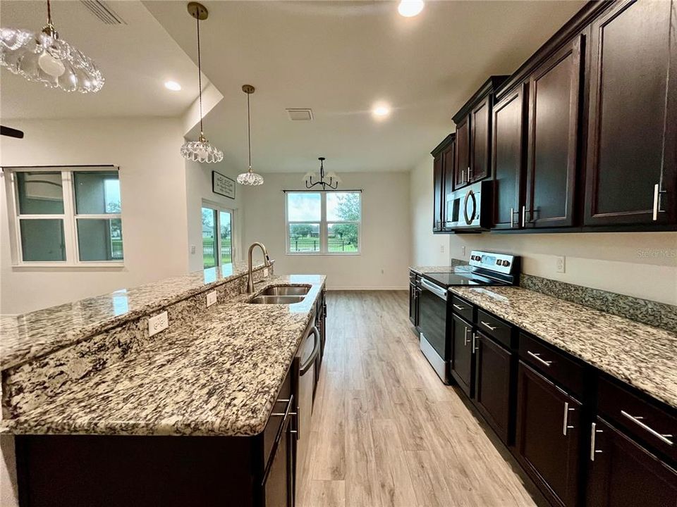 En Venta: $325,000 (3 camas, 2 baños, 1691 Pies cuadrados)