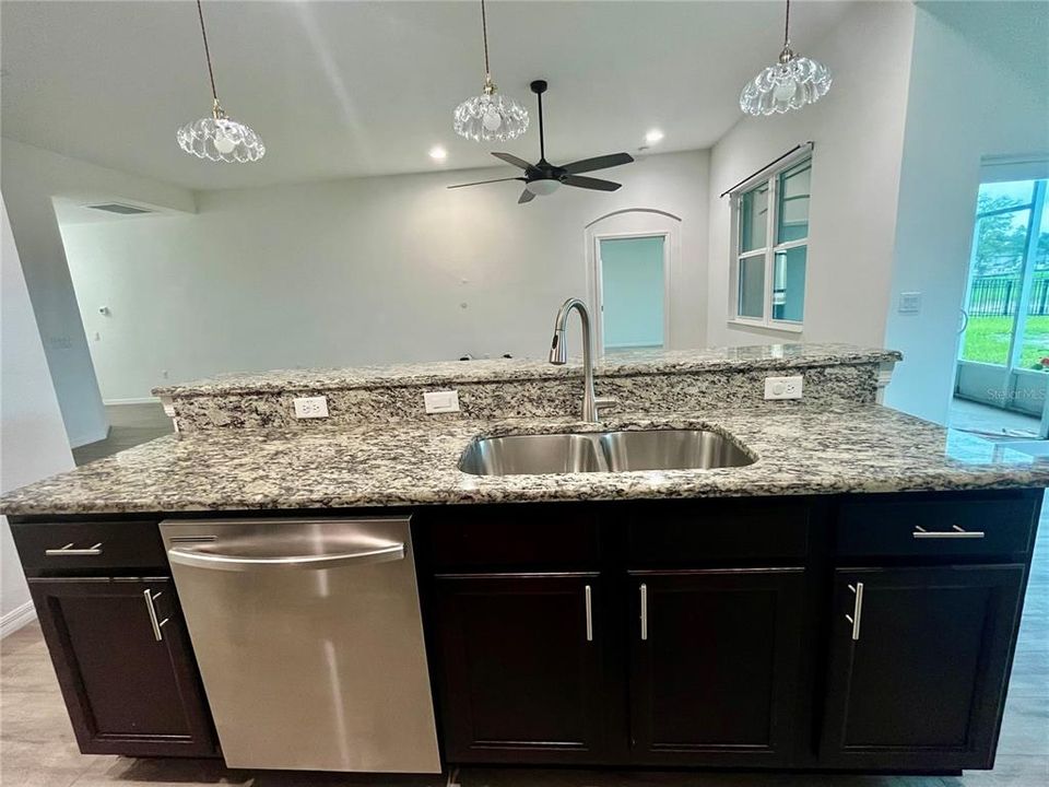 En Venta: $325,000 (3 camas, 2 baños, 1691 Pies cuadrados)