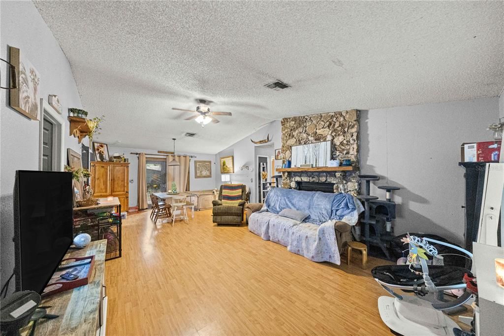 For Sale: $195,000 (3 beds, 2 baths, 1176 Square Feet)