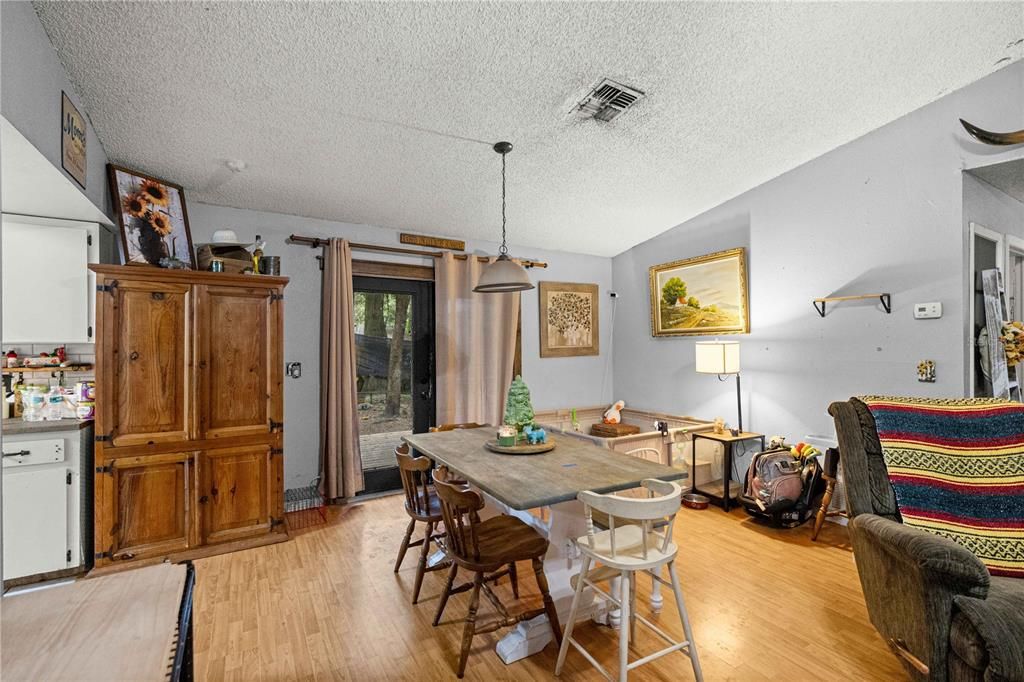 For Sale: $195,000 (3 beds, 2 baths, 1176 Square Feet)