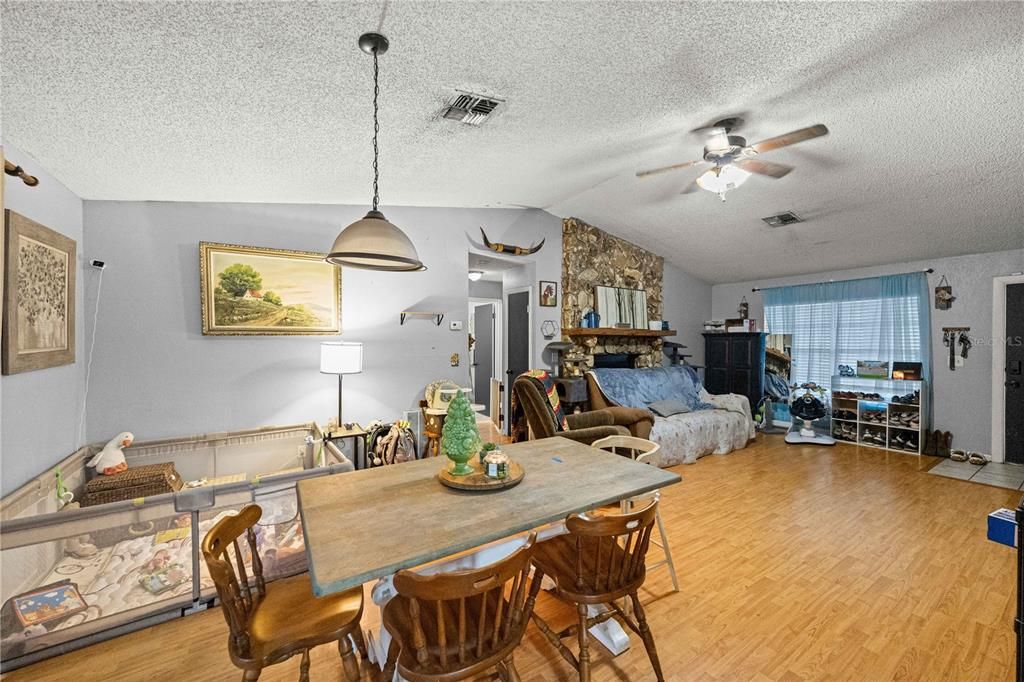 For Sale: $195,000 (3 beds, 2 baths, 1176 Square Feet)