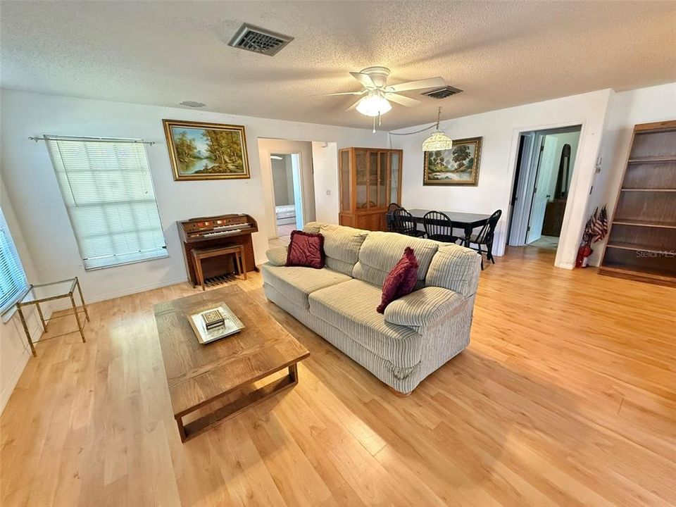 For Sale: $199,900 (2 beds, 2 baths, 1481 Square Feet)