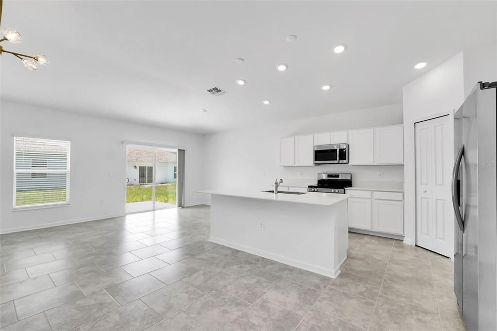 For Rent: $2,000 (4 beds, 2 baths, 1936 Square Feet)