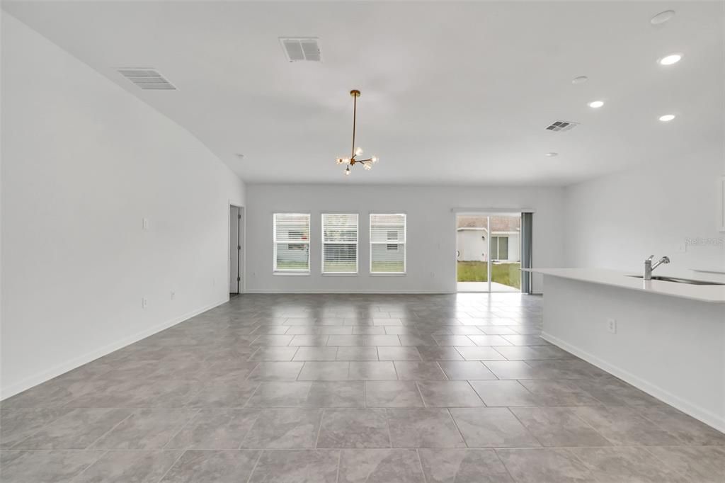 For Rent: $2,000 (4 beds, 2 baths, 1936 Square Feet)
