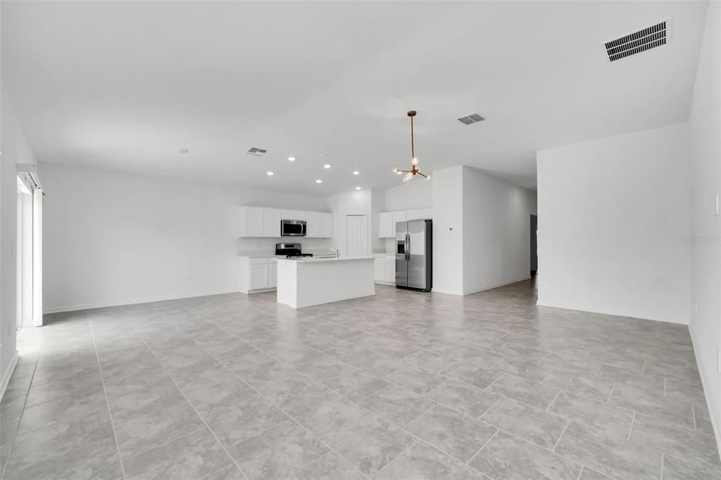 For Rent: $2,000 (4 beds, 2 baths, 1936 Square Feet)