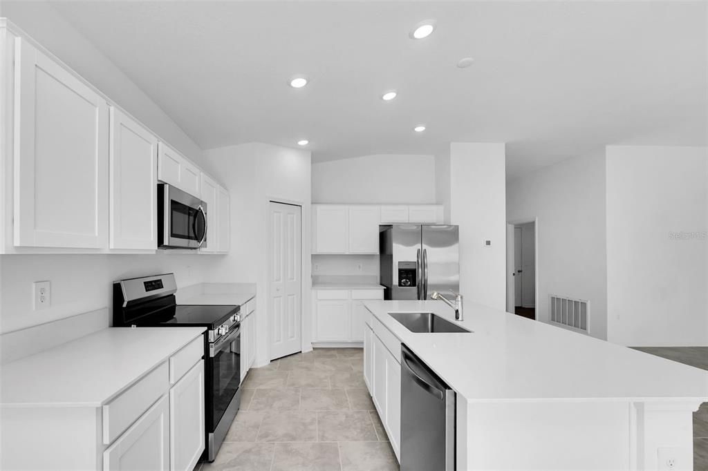 For Rent: $2,000 (4 beds, 2 baths, 1936 Square Feet)