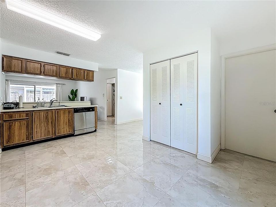 For Sale: $365,000 (3 beds, 2 baths, 1410 Square Feet)