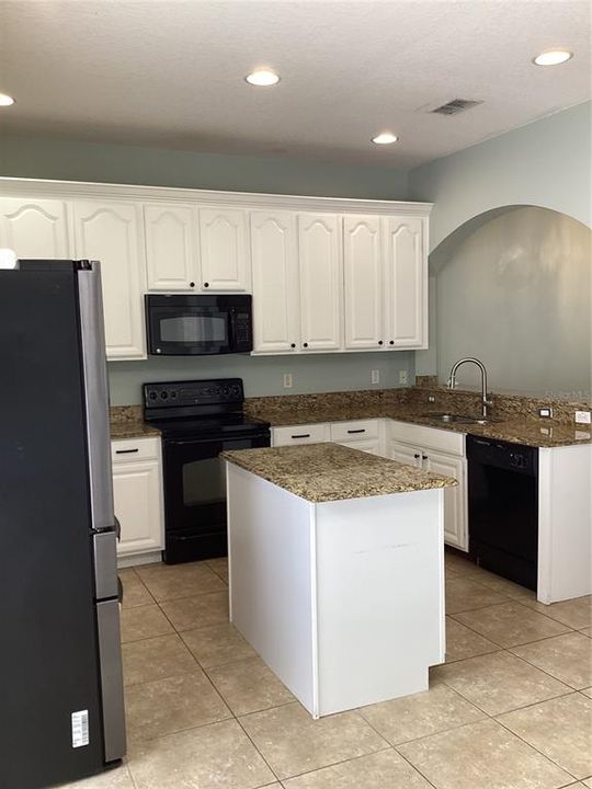 For Rent: $2,400 (3 beds, 2 baths, 1450 Square Feet)