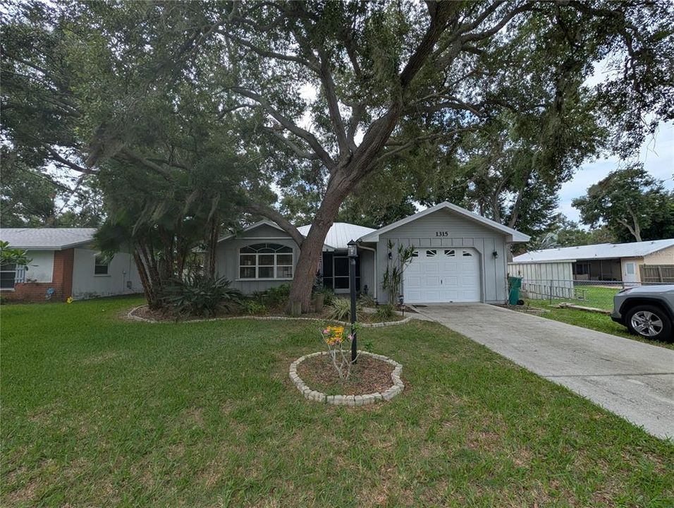 For Rent: $2,400 (3 beds, 2 baths, 1274 Square Feet)