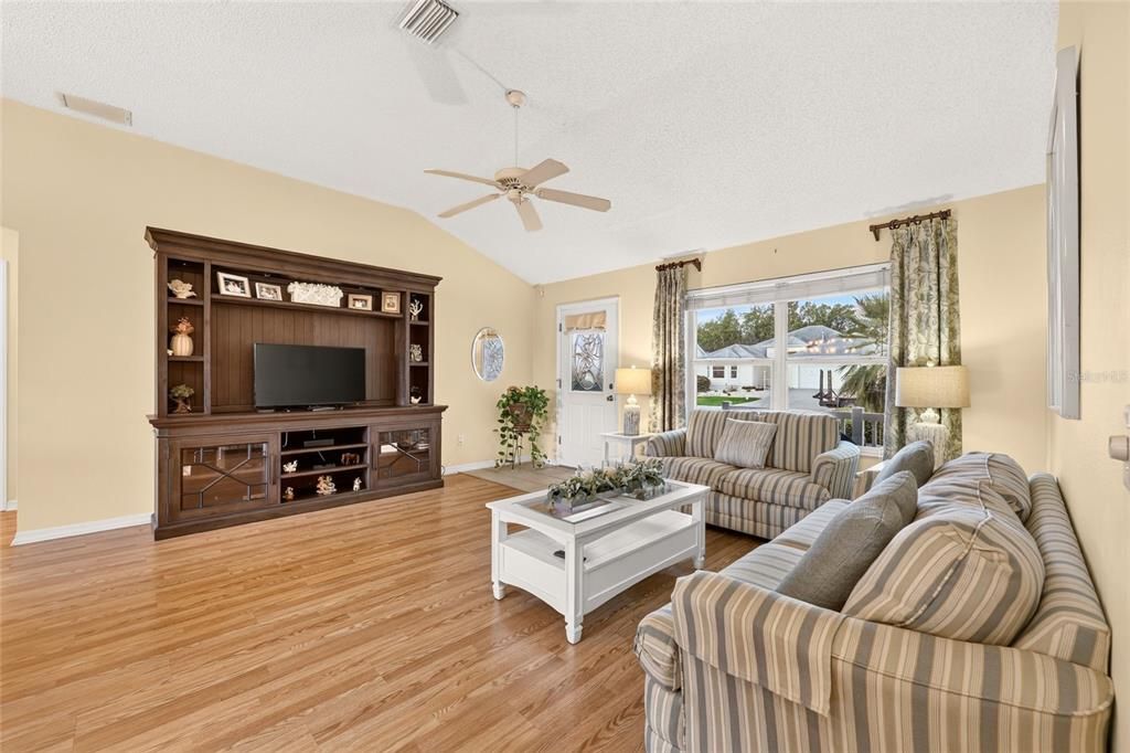 For Sale: $349,500 (3 beds, 2 baths, 1497 Square Feet)